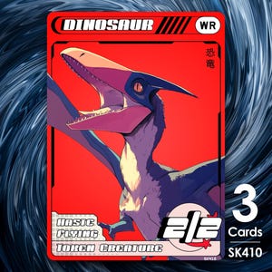 以下が含まれることがあります： 赤い白のトレーディングカードに恐竜のイラストが描かれています。カードの右上には「Dinosaur」と「WR」の文字があります。恐竜は長いクチバシと青と紫の体を持つ飛んでいる生き物です。カードには「Haste Flying Token Creature」と「3 Cards SK410」の文字も書かれています。