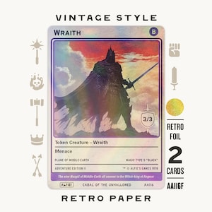 Puede incluir: Una carta coleccionable holográfica titulada Wraith que muestra una figura oscura con armadura sosteniendo una espada contra un cielo al atardecer. La carta muestra texto que incluye Menace, Plane of Middle-Earth y Magic Type 5 Black con un icono de escudo 3/3.