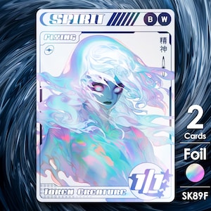 Puede incluir: Una carta de comercio holográfica blanca y azul con una criatura espiritual femenina con ojos rojos brillantes. La carta tiene el texto "Spirit", "Flying", "Token Creature", "1/1" y "SK89F".
