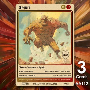 Può includere: Una carta da gioco fantasy con una creatura spirito marrone e rossa con una forza e resistenza di 3/2. La carta è intitolata "Spirito" e ha il testo "Creatura gettone - Spirito" e "Piano di Arcavios - Edizione avventura II". La carta ha anche il testo "Tipo di magia 1 "Bianco", Tipo 3 "Rosso"" e "I maghi di Lordbold spesso ospitano spiriti in statue costruite per assomigliare al loro corpo passato".