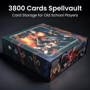 Könnte beinhalten: Rechteckige Spellvault-Kartenaufbewahrungsbox mit Fantasy-Kunstdesign. Die Box zeigt den Text "3800 Cards Spellvault" und "Card Storage for Old School Players". Dunkler Hintergrund mit Illustrationen von Kriegern und Drachen.