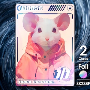 Puede incluir: Un ratón blanco con una sudadera con capucha rosa con un logotipo blanco y negro en la parte delantera. La tarjeta está etiquetada como "Mouse" y "Token Creature". Es una tarjeta de aluminio con un efecto holográfico.