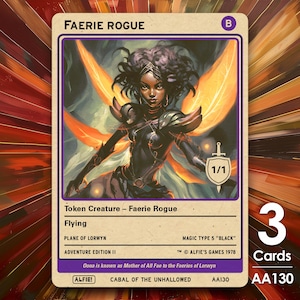 Peut inclure: Une carte de jeu de rôle représentant une créature fantastique avec des ailes orange, une tenue noire et violette et une épée. La carte est intitulée "Faerie Rogue" et a une force et une endurance de 1/1. La carte est du set "Plane of Lorwyn" et est une "Token Creature - Faerie Rogue". La carte est du set "Adventure Edition II" et est un "Magic Type 5 "Black"". La carte est de "Alfie's Games 1978". La carte est du set "Cabal of the Unhallowed" et porte le numéro "AA130".