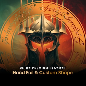 Può includere: Illustrazione di un elmo scuro e minaccioso con occhi arancioni incandescenti, sullo sfondo di un paesaggio infuocato. Il design è incorniciato da un anello dorato con testo stilizzato. Il testo "ULTRA PREMIUM PLAYMAT" e "Hand Foil & Custom Shape" è in basso.