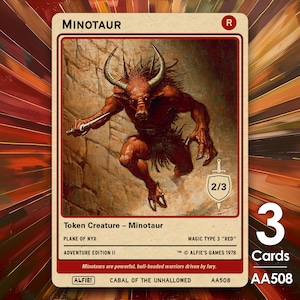 Puede incluir: Una tarjeta coleccionable con una ilustración de Minotauro. La tarjeta tiene un borde rojo e incluye el texto "MINOTAUR", "Token Creature - Minotaur", y "3 Cards". El Minotauro es una criatura pelirroja con cuernos, sosteniendo un arma.