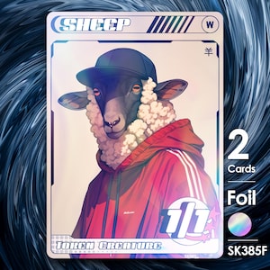 Peut inclure: Une carte à collectionner représentant un mouton de dessin animé portant un sweat-shirt rouge et une casquette de baseball noire. La carte est holographique et porte les inscriptions "SHEEP" et "TOKEN CREATURE". La carte est numérotée "111" et a une finition foil.