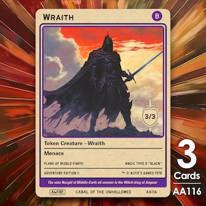 Puede incluir: Carta coleccionable con una figura oscura con una espada, titulada "Wraith". La carta tiene un borde púrpura y texto como "Token Creature - Wraith" y "Adventure Edition II". La carta es una de tres.
