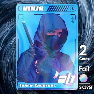 以下が含まれることがあります： 剣を持った忍者のキャラクターが描かれた青と紫のホログラフィックトレーディングカード。カードには「忍者」と表示され、レアリティは「U」です。カードには「2/1」と「トーチクリーチャー」のラベルも貼られています。
