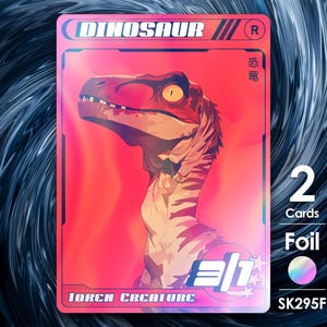 以下が含まれることがあります： カードには、赤と白の恐竜が描かれており、「Dinosaur」と「Token Creature」の文字が書かれています。カードには「2 Cards Foil」と表示されており、ホログラフィックな箔押し加工が施されています。