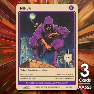Peut inclure: Une carte à collectionner représentant un ninja violet accroupi sur un toit sous la pleine lune. La carte est intitulée "NINJA" et comprend du texte tel que "Token Creature - Ninja" et "Adventure Edition II". La carte fait partie d'un jeu de 3 cartes.