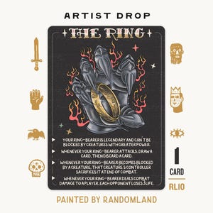 Peut inclure: Une carte de jeu rectangulaire intitulée THE RING représentant un gantelet noir blindé tenant un anneau doré entouré de flammes orange. La carte inclut du texte de jeu, des icônes dorées d'épée, main, oiseau, crâne, visage, couronne et œil, et le texte PAINTED BY RANDOMLAND.