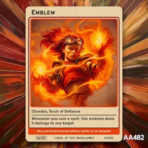 Puede incluir: Carta coleccionable con una ilustración de Chandra, Torch of Defiance, envuelta en llamas. La tarjeta está etiquetada como "EMBLEM" e incluye texto descriptivo. La paleta de colores está dominada por tonos naranja y rojo.