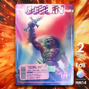 Può includere: Una carta collezionabile con un goblin muscoloso che brandisce una spada, su uno sfondo rosso e blu vibrante. La carta mostra la parola "GOBLIN" in stile retrò, con dettagli come "2 carte" e "Foil" visibili. È presente anche un'etichetta del prezzo.