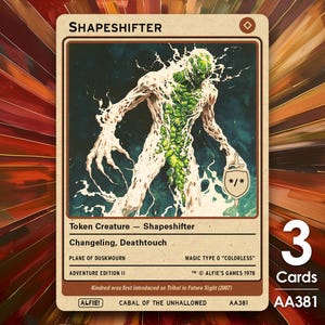 Può includere: Una creatura verde e bianca con un simbolo di spada e scudo. La carta è intitolata "Shapeshifter" e ha il testo "Token Creature - Shapeshifter, Changeling, Deathtouch". La carta è del Piano di Duskmourn, Edizione Avventura II. La carta è di Alfie's Games 1978. La carta è del Cabal of the Unhallowed. Il numero della carta è AA381.