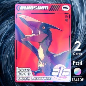 以下が含まれることがあります： 大きなクチバシを持つピンクとブルーの恐竜が描かれたホログラフィックトレーディングカード。カードには「Dinosaur」と表示され、下部に「Haste Flying Token Creature」のテキストがあります。カードはホログラフィック仕上げのホイルカードです。