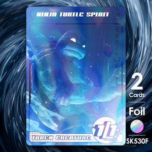 以下が含まれることがあります： 青と白のトレーディングカードで、ニンジャタートルスピリットが描かれています。カード上部には「NINJA TURTLE SPIRIT」の文字があり、右側には日本語のテキストがあります。カードには「2 Cards」と「Foil」の文字もあります。1/1のシンボルと「TORCH CREATURE」の文字があります。