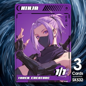 Peut inclure: Carte de collection violette avec une illustration de ninja. La carte présente un personnage aux cheveux lavande et un masque noir. Le texte comprend "NINJA" en haut et "TORCH CREATURE" en bas. On y voit aussi "1/1" et "3 Cartes".