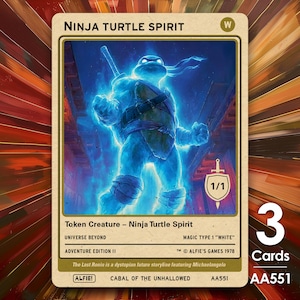 Puede incluir: Una tarjeta coleccionable con un Ninja Turtle Spirit azul brillante. La tarjeta tiene un borde beige con el texto "Ninja Turtle Spirit", "Token Creature" y "Adventure Edition II". La tarjeta está marcada 1/1 e incluye el texto "Alfie's Games 1978."