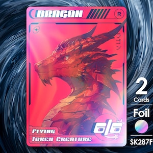 Puede incluir: Carta coleccionable con una ilustración de un dragón rojo. La tarjeta tiene la palabra "DRAGON" en la parte superior, con "FLYING TORCH CREATURE" en la parte inferior. También muestra "2 Cartas Foil" y un efecto holográfico.