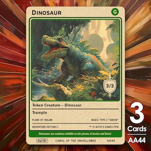 以下が含まれることがあります： ジャングルを背景にした恐竜のイラストが描かれたトレーディングカード。「Dinosaur」とラベルされ、「Trample」や「Adventure Edition II」などのテキストが含まれています。カードは3枚セットの一部です。