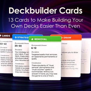 Op de afbeelding: Afbeelding van "Deckbuilder Cards" met de tekst "13 kaarten om het bouwen van je eigen decks gemakkelijker dan ooit te maken." Vijf kaarten zijn zichtbaar, met de labels "LANDS", "STRATEGY", "REMOVAL", "DRAW" en een andere met een paarse bovenkant. Elke kaart heeft een aanbevolen hoeveelheid en een beschrijving.