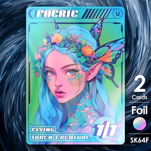 Puede incluir: Una carta de juego holográfica con una hada de pelo azul con alas de mariposa. La carta tiene un fondo verde y el texto "FAERIE" en la parte superior. La carta está etiquetada como "Flying Token Creature 1/1" y tiene un acabado holográfico.