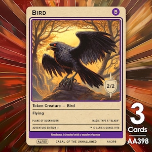 Peut inclure: Une carte à collectionner représentant un oiseau noir aux yeux rouges et au bec jaune, sur fond de forêt. La carte est intitulée "Bird" et comprend le texte "Flying" et "Adventure Edition II". La carte a une note de 2/2.