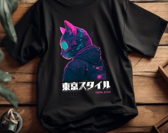 Puede incluir: Una camiseta negra de manga corta con un gráfico de un gato con gafas protectoras y una chaqueta con capucha. El diseño incluye efectos de luz en rosa y azul neón. Debajo del gato, el texto "東京スタイル" y "TOKYO STYLE" aparece en blanco.