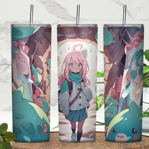 以下が含まれることがあります： カラフルなイラストが描かれたステンレス製のタンブラー3つ。中央のタンブラーには、ピンクの髪をした若い女の子が、青と白のセーターとスカートを着て描かれています。女の子は緑と青の生き物がいる森の中を歩いています。タンブラーは20オンスです。