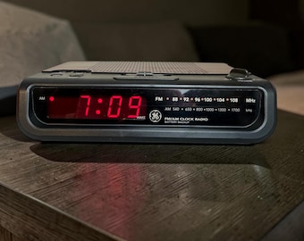 Vintage GE 7-4613A AM/FM Digital Alarm Clock Radio – Woodgrain Retro Bedside Clock – 80's 90's Decor