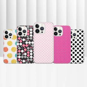 Può includere: Cinque custodie per telefono diverse con motivi a pois. Le custodie sono in bianco e nero, rosa e bianco, rosa, grigio e rosa, e giallo e blu.