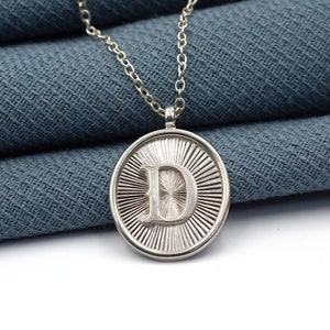 Collar con inicial brillante tallada a mano, colgante con grabado personalizado, joyería única de plata de ley.