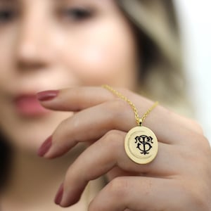 Collar con monograma de dos iniciales hecho a mano, colgante de esmalte con letra doble y detalle de luna grabada.