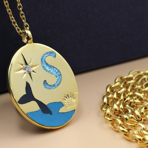 Collar con letra inicial personalizada, dije de esmalte plateado con detalle de ostra grabada, colgante único hecho a mano, joyería de verano, regalo para ella