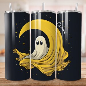 Könnte beinhalten: Ein schwarzer und gelber Edelstahlbecher mit einem Geister- und Halbmond-Design. Der Becher trägt den Schriftzug "Gemini".