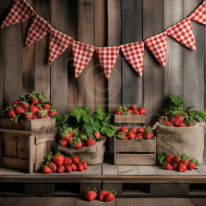 Op de afbeelding: Een rustieke scène met verse aardbeien in houten kisten en een jute zak, gerangschikt op een houten pallet. Een rood-witte geblokte banner hangt erboven. De achtergrond is een houten muur.