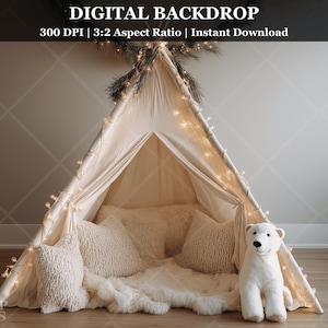 Puede incluir: Un telón de fondo digital con una tienda tipi de color crema, luces de cadena y cojines decorativos. Un oso polar de peluche blanco está sentado dentro de la tienda. El fondo está etiquetado como "DIGITAL BACKDROP" y es de 300 DPI con una relación de aspecto de 3:2.