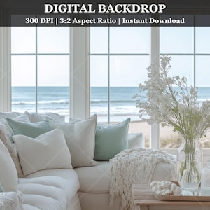 Puede incluir: Un sofá blanco con cojines de color azul claro se encuentra frente a una ventana con vista al mar. Un jarrón de flores blancas se encuentra sobre una mesa de madera frente al sofá.