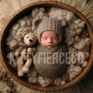 Könnte beinhalten: Ein neugeborenes Baby trägt eine braune Strickmütze mit Bärenohren und schläft in einer Holzschale, die mit weichem, flauschigem Material gefüllt ist. Ein brauner Strickteddybär liegt neben dem Baby.