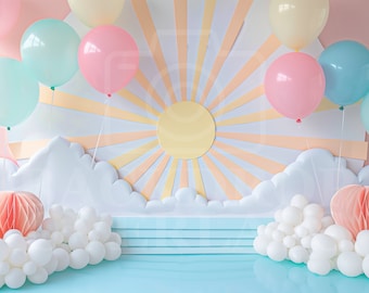 Może przedstawiać: Pastelowe tło z wzorem promieni słońca i chmurami. Są różowe, niebieskie i białe balony, a także różowe i żółte papierowe kule w kształcie plastra miodu. Tło jest idealne na baby shower lub przyjęcie urodzinowe.