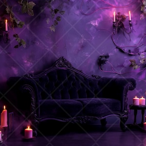Può includere: Uno sfondo viola scuro con un divano vintage in velluto nero, candele accese e viti decorative. La scena è illuminata da diverse candele accese, creando un'atmosfera cupa ed elegante. Ideale per la fotografia.