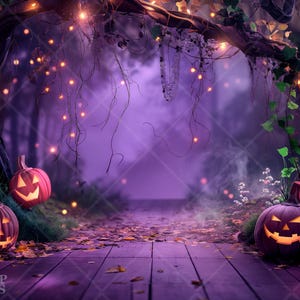 Può includere: Uno sfondo di Halloween viola e nero con un sentiero che conduce attraverso una foresta inquietante. La foresta è decorata con luci brillanti e zucche.