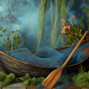 Pode incluir: Um barco de madeira com um forro de tecido azul e um remo de madeira descansando dentro. O barco é cercado por folhagem verde e um fundo azul e verde.