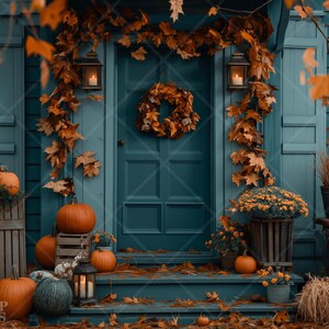 Puede incluir: Una puerta de entrada azul verdosa con una corona de otoño y calabazas en el porche. La puerta está decorada con hojas de otoño y tiene una linterna a cada lado.