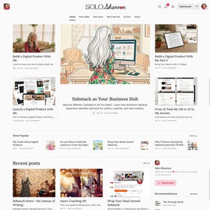 Może przedstawiać: Strona gł&oacute;wna witryny internetowej z wpisami na blogu i artykułami. Nagł&oacute;wek witryny wyświetla &bdquo;SOLO Shannon&rdquo;. Gł&oacute;wny obraz przedstawia kobietę przy biurku z komputerem. Tematem witryny są produkty cyfrowe i biznes online.