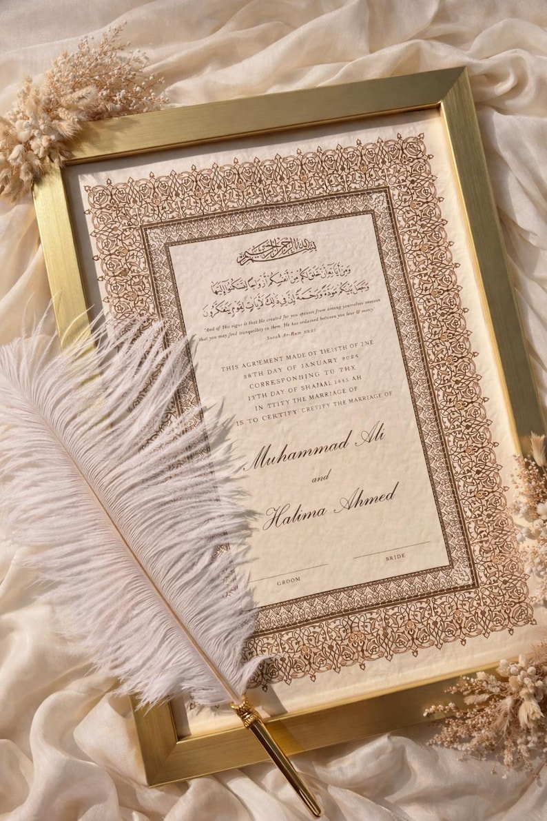 K&ouml;nnte beinhalten: Eine gerahmte Heiratsurkunde mit goldfarbenem Rahmen, verziert mit komplexen braunen Blumenmustern, arabischer Kalligrafie und englischem Text mit den Namen Muhammad Ali und Halima Ahmed, erg&auml;nzt durch eine wei&szlig;e Strau&szlig;enfeder als Schreibfeder.