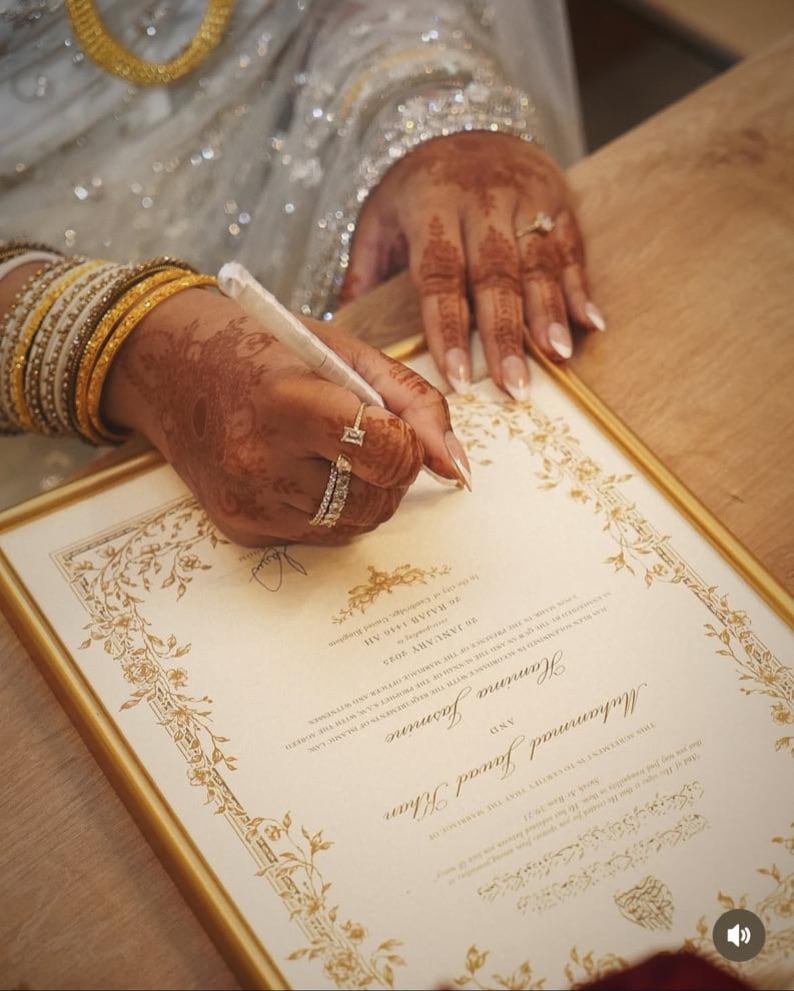 Puede incluir: Un certificado de matrimonio enmarcado con bordes decorativos dorados y texto impreso con los nombres Muhammad Jawad Khan y Hamna Jasmine, fechado el 28 de enero de 2023, 5 de Rajab de 1444 AH, en Cambridge, Reino Unido.