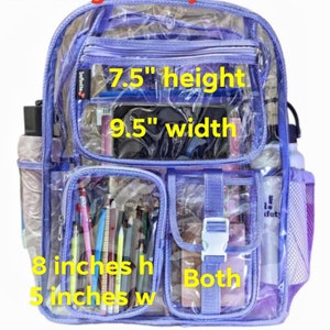 Op de afbeelding: Transparante rugzak van plastic met paarse afwerking en meerdere vakken. De rugzak is 43 cm hoog en 36 cm breed. Het hoofdvak is 19 cm hoog en 24 cm breed. Een kleiner vak meet 20 cm hoog en 13 cm breed.