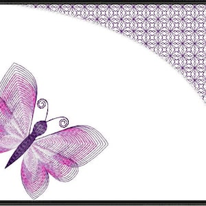 Può includere: Un tappetino rettangolare con angoli arrotondati e un bordo cucito nero. Il design presenta uno sfondo bianco con un motivo a stelle geometriche viola nell'angolo in alto a destra e una farfalla stilizzata con linee viola e rosa.