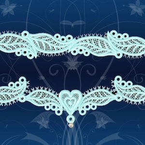 Könnte beinhalten: Zwei zarte, hellblaue Spitzenbänder mit einem herzförmigen Design in der Mitte des unteren Bandes. Die Spitze hat ein Blumenmuster und ist mit kleinen weißen Perlen verziert.